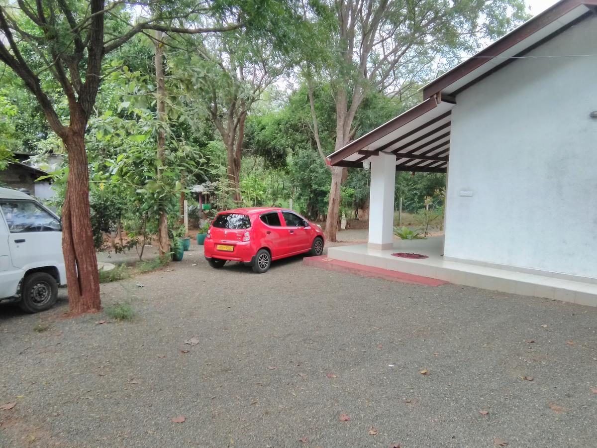 Hotel Amadi Rest à Kataragama Extérieur photo